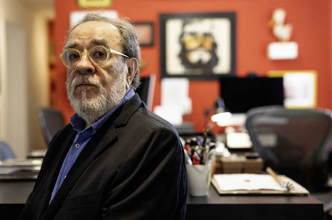 SAO PAULO, SP, BRASIL, 11/09/2025.  Retrato do  escritor, biógrafo e jornalista Fernando Morais, em seu escritório em Higienópolis. Morais prepara próximos volumes de sua biografia sobre o Lula e adianta detalhes do livro (foto: Eduardo Knapp/Folhapress. ILUSTRADA)