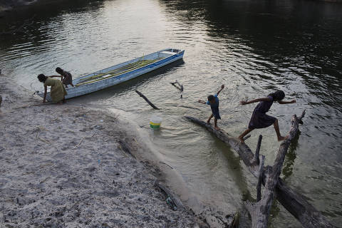 HUMAITÁ, AM, BRASIL, 30.09.2016: CULTURA-TRANSMAMAZÔNICA-COMUNIDADE  Crianças da etnia Piráhã brincam no rio Maicí, no acampamento montado ao lado da rodovia Transamazônica, no município de Humaitá. (Foto: Lalo de Almeida/Folhapress)