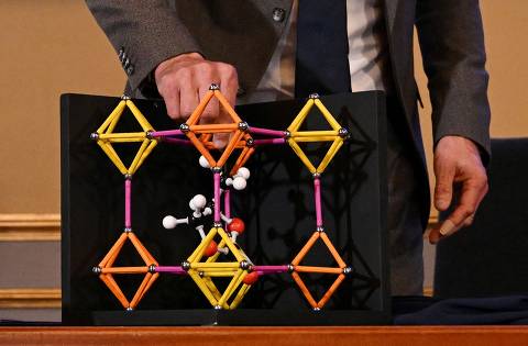 Heiner Linke, Chair of the Nobel Committee for Chemistry, explains a model during a press conference on the winners of the 2025 Nobel Prize in Chemistry at the Royal Swedish Academy of Sciences in Stockholm, Sweden, on October 8, 2025. Japan's Susumu Kitagawa, UK-born Richard Robson and American-Jordanian Omar M. Yaghi won the Nobel Prize in Chemistry for developing so-called metalorganic frameworks, the Nobel jury said on October 8, 2025. (Photo by Jonathan Nackstrand / AFP)