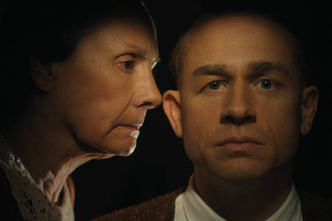 Monster: The Ed Gein Story. (L to R) Laurie Metcalf as Augusta Gein, Charlie Hunnam as Ed Gein in episode 307 of Monster: The Ed Gein Story. Cr. Courtesy Of Netflix © 2025