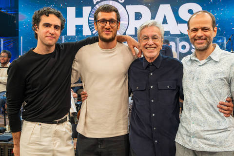 Caetano Veloso com seus filhos no Altas Horas