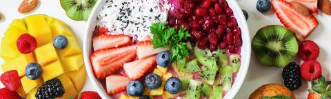 Frutas e iogurte; comidas naturais e ricas em fibras alimentam o microbioma intestinal de maneira saudável