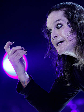 FILE PHOTO: Rock musician Ozzy Osbourne performs during a concert in Brasilia April 5, 2011. Osbourne is on his Scream Tour South America/Europe 2011. REUTERS/Ueslei Marcelino/File Photo ORG XMIT: RJO101