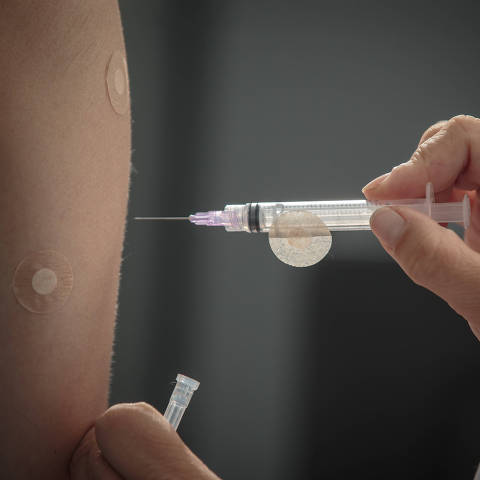 SÃO PAULO, SP, BRASIL. 24/04/2025 - Fotos para ?O Melhor de SP - Serviços?. Na foto, aplicação de vacina contra a dengue, na UBS Nair Nunes da Silva, no Jardim Reimberg, zona sul da capital. (Foto: Jardiel Carvalho/Folhapress - ESPECIAIS) ***EXCLUSIVO FOLHA***  ***NÃO USAR ANTES DA PUBLICAÇÃO***