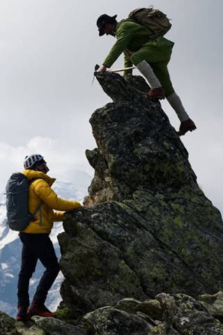 Andrew Irvine (em primeiro plano) e George Mallory escalando o Everest em 1924, e os irmãos Turner no cume do Mera Peak, em outubro passado
Reprodução ?????? ???????????? ?????????? NO INSTAGRAM DIREITOS RESERVADOS. NÃO PUBLICAR SEM AUTORIZAÇÃO DO DETENTOR DOS DIREITOS AUTORAIS E DE IMAGEM
