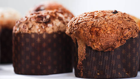 SAO PAULO, SP, BRASIL, 19/11/2025: Mesa de Panetones de frutas brasileiras para a degustação do Guia.   (Foto: Zanone Fraissat/Folhapress, GUIA)***EXCLUSIVO****