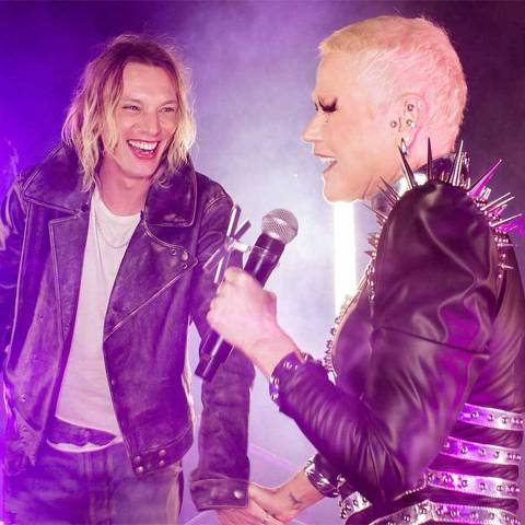 O ator Jamie Campbell Bower e Xuxa durante a Parada Estranha, em São Paulo