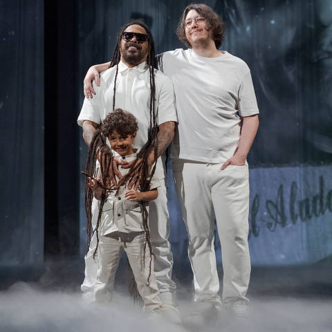 Marcelo Falcão, Tom (filho do Falcão) e Xande (filho do Chorão) no clipe Legado