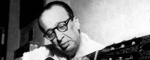 ORG XMIT: 021001_0.tif Literatura: o poeta Manuel Bandeira toca violão. (foto Divulgação)